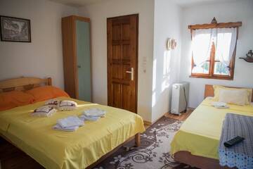 Фото номера Трехместный номер Гостевой дом Chiflik Elena Guest House г. Kyulevcha 9
